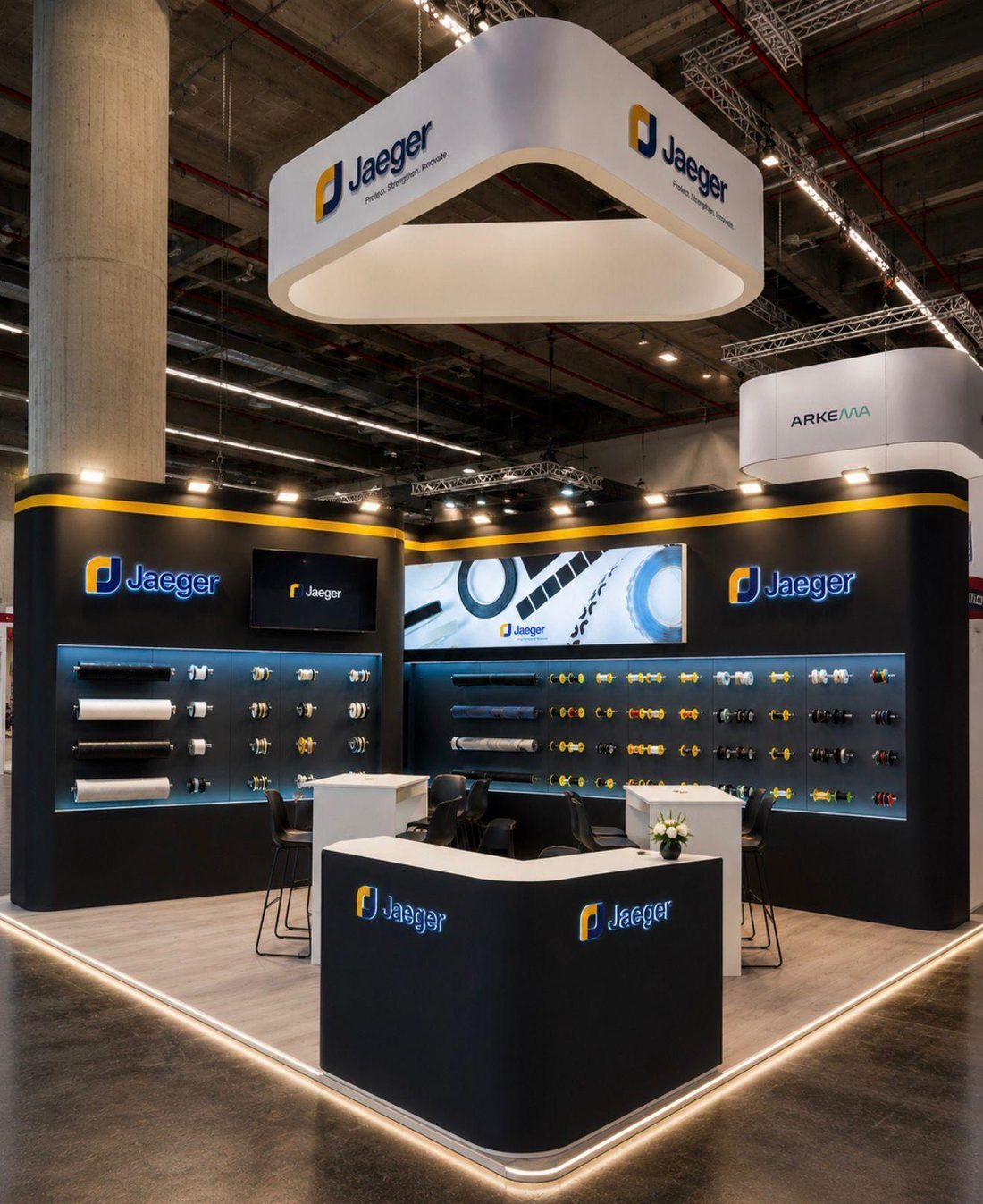 Standarchitektur mit umlaufender Lichtkante und hinterleuchteten Produktwänden am Jaeger-Messestand
