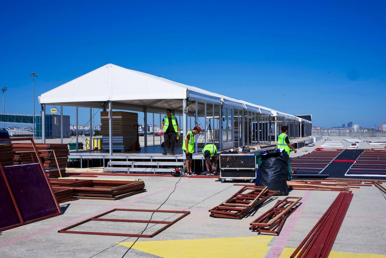 Motto Event Montage vor Ort — Pavillon-Struktur