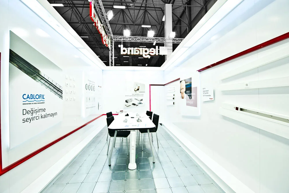 MaxiPlus modularer Messestand — Projekt Legrand